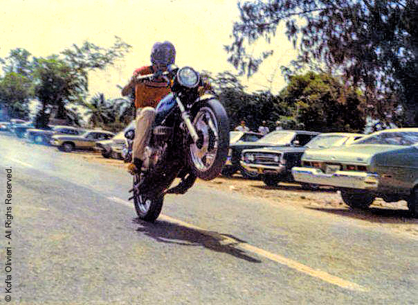1972 Kawasaki 750 Triple.jpg